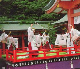 浮舞台での巫女の舞